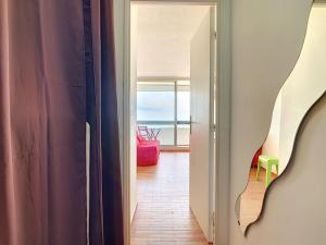 przedpokój z pokojem z widokiem na ocean w obiekcie Studio côtier rénové climatisé avec parking privé, Carnon, aménagé pour 3 pers - FR-1-715-23 w mieście Mauguio