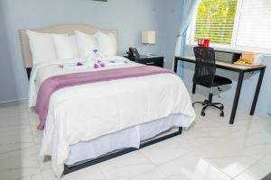Postel nebo postele na pokoji v ubytování Lavender Moon Villas
