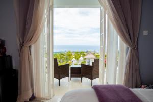 Postel nebo postele na pokoji v ubytování Lavender Moon Villas