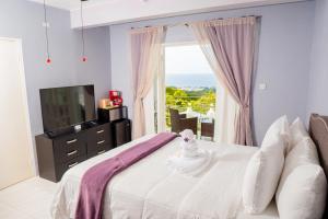 Postel nebo postele na pokoji v ubytování Lavender Moon Villas