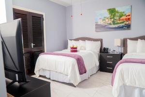 Postel nebo postele na pokoji v ubytování Lavender Moon Villas