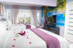 Postel nebo postele na pokoji v ubytování Lavender Moon Villas