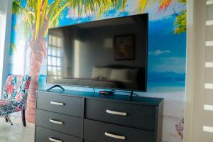 TV a/nebo společenská místnost v ubytování Lavender Moon Villas