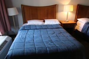 Een bed of bedden in een kamer bij 121 Motel Henderson