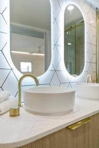 La salle de bains est pourvue d'un lavabo blanc et d'un miroir. dans l'établissement Noosa Blue Resort, à Noosa Heads