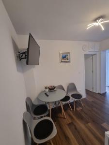 a dining room with a table and chairs at Apartman Migliore in Sesvete