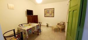 une salle à manger avec une table et une chaise dans l'établissement Juanes, à Salta