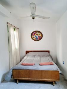 une chambre avec un lit avec un tableau sur le mur dans l'établissement Juanes, à Salta