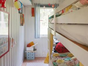 ein Schlafzimmer mit einem Etagenbett und einem Fenster in der Unterkunft Holiday home GRISSLEHAMN XIII in Grisslehamn