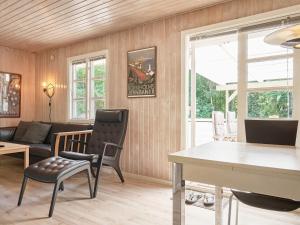 Vester SømarkenにあるHoliday home Aakirkeby LXIIIのリビングルーム(テーブル、椅子付)