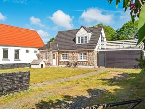 ein Haus mit einem orangenen Dach und einer Garage in der Unterkunft Holiday home Ebeltoft CCXXII in Ebeltoft