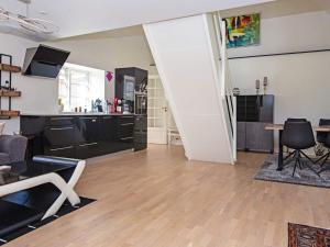 - un salon avec un canapé et une table dans l'établissement Holiday home Ebeltoft CCXXII, à Ebeltoft