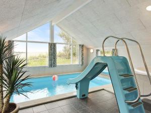 Holiday home Sydals LXXXVI في Sønderby: زحليقة في غرفة مع مسبح