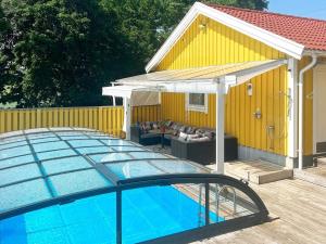 Poolen vid eller i närheten av Holiday home FÄRENTUNA IV