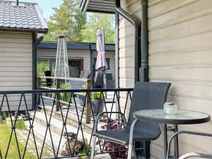 een patio met een tafel en stoelen op een balkon bij Holiday home Rejmyre II in Rejmyre
