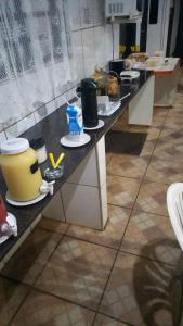 eine Theke in einer Küche mit Geschirr auf Tellern in der Unterkunft Pousada Anhanguera in Ribeirão Preto
