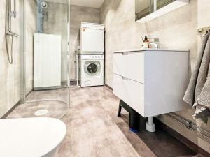 La salle de bains est pourvue d'un lave-linge et d'un lave-linge. dans l'établissement Holiday home Västervik III, à Västervik