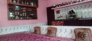 una habitación con una mesa y dos sillas. en POP Maryam Homestay en Gāndarbal