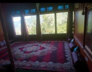 um quarto com um grande tapete em frente a uma janela em POP Shabnam Homestay 