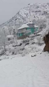 的住宿－POP Shabnam Homestay，雪覆盖的山边的房子