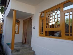 een kamer met een deur en een raam op een huis bij OYO Home Shugufta Villa Homestay in Gāndarbal