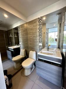 La salle de bains est pourvue de toilettes, d'un lavabo et d'une baignoire. dans l'établissement Exclusivo Armenia - Laureles Rodeado de Naturaleza, à Armenia