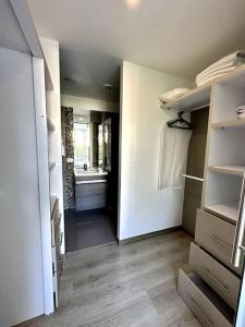 una stanza vuota con corridoio e bagno di Exclusivo Apartamento en Panoramika Laureles Rodeado de Naturaleza ad Armenia