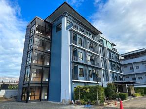 碧差汶The D257 Hotel的公寓大楼拥有蓝色