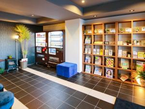 un magasin avec un tabouret bleu dans une pièce dans l'établissement HOTEL LiVEMAX Machida-Ekimae, à Machida