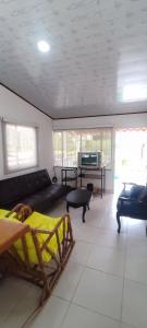 a living room with a couch and a table at Villa Sarita Zona Rural de Melgar a 28 Minutos del Casco Urbano in Melgar
