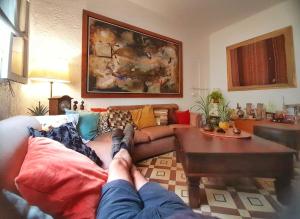 una persona acostada en un sofá en una sala de estar en La Quinta en Lima