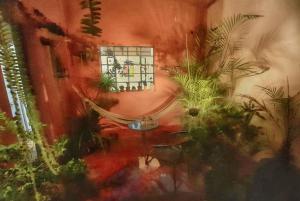リマにあるLa Quintaの壁に植物を描いたバスルームの絵画