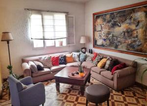 uma sala de estar com dois sofás e uma mesa em La Quinta em Lima