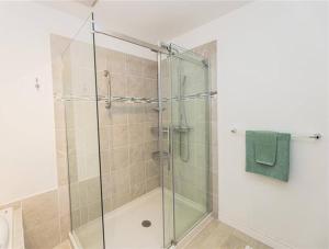 um chuveiro com uma porta de vidro na casa de banho em Amazing view of 4 bedrooms, 3 bathrooms 4-season cottage em Wiarton