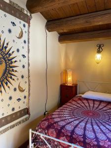 - une chambre avec un lit et une peinture murale dans l'établissement Sicilia tra cielo e mare con piscina, à Palerme