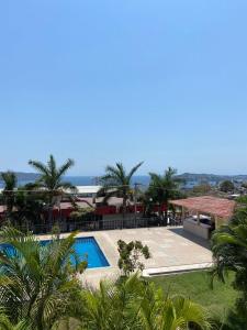 - Vistas a un complejo con piscina y al océano en CONDOMINIO PALMEIRAS en Acapulco