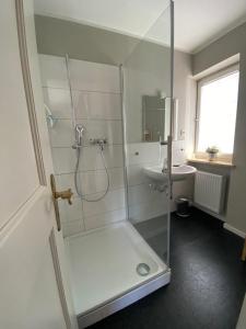 W łazience znajduje się prysznic i umywalka. w obiekcie Haus Blindauer Eck w mieście Reit im Winkl