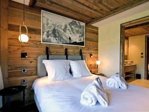 Łóżko lub łóżka w pokoju w obiekcie Appartement lumineux avec balcon à 2 chambres doubles et services inclus, skis aux pieds - FR-1-613-65