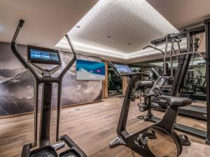 Centrum fitness w obiekcie Appartement lumineux avec balcon à 2 chambres doubles et services inclus, skis aux pieds - FR-1-613-65