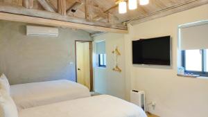 Llit o llits en una habitació de Island Flower Inn