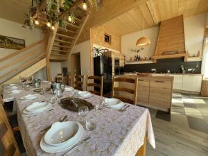cocina y comedor con mesa y sillas en Gîte Blomard, 8 pièces, 12 personnes - FR-1-489-465, en Blomard