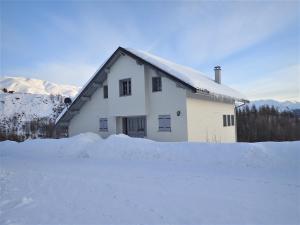 een wit huis met sneeuw ervoor bij Chalet Le Corbier, 8 pièces, 16 personnes - FR-1-267-257 in Villarembert