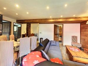 un soggiorno con un divano e un tavolo di Chalet 3* · 8 pers · Grand confort · Terrasse · Parking privé - FR-1-267-266 a Villarembert