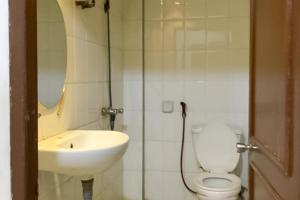 y baño con aseo y lavamanos. en Hotel Laut Jaya Tanjung Pinang RedPartner en Tanjung Pinang