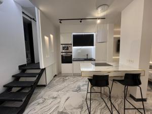 kuchnia ze stołem i krzesłami w pokoju w obiekcie BS4 suite Luxury Madrid centro w Madrycie