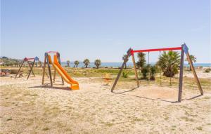 SalemiにあるApt, Glicineの滑り台付き海岸の空き遊び場