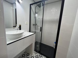 łazienka z umywalką i przeszkloną kabiną prysznicową w obiekcie BS4 suite Luxury Madrid centro w Madrycie