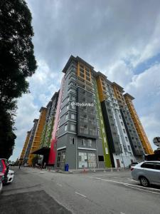 een hoog gebouw met een bord aan de zijkant bij Junikastay BLagoon Melaka in Melaka