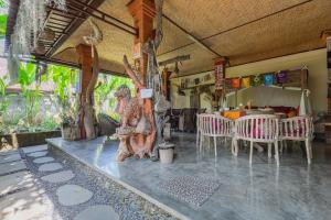 烏布的住宿－巴厘島烏布阿拉姆普拉切塔旅館，一间在房间内配有桌椅的餐厅