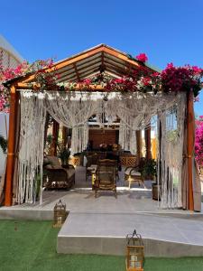 einen Pavillon im Freien mit Blumen darauf in der Unterkunft Apart-hotel Villakayro in Moquegua